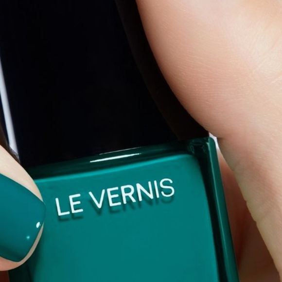 CHANEL Le Vernis Nail Polish in Deep Green - Picture 1 of 1